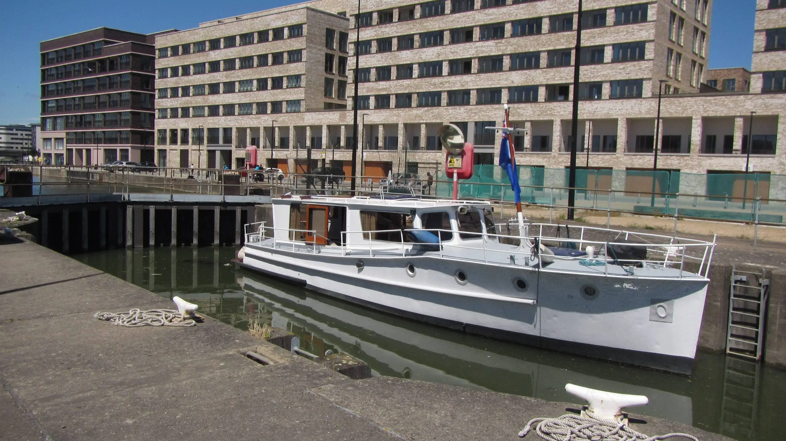 44ft Classic Cruiser Houseboat With Mooring